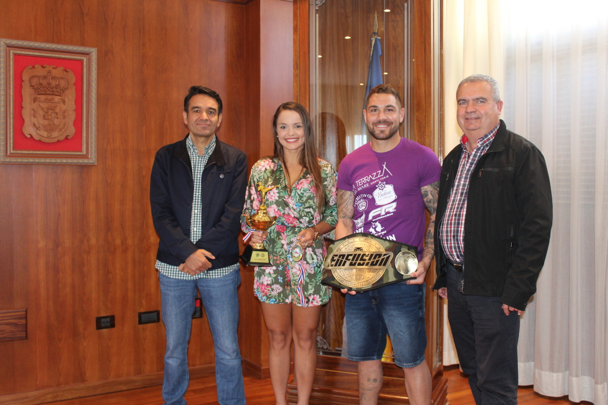 El Ayuntamiento recibe a los sanmigueleros campeones del mundo de Kickboxing y Muay Thai, Jonay Risco y Cathaysa Delgado
