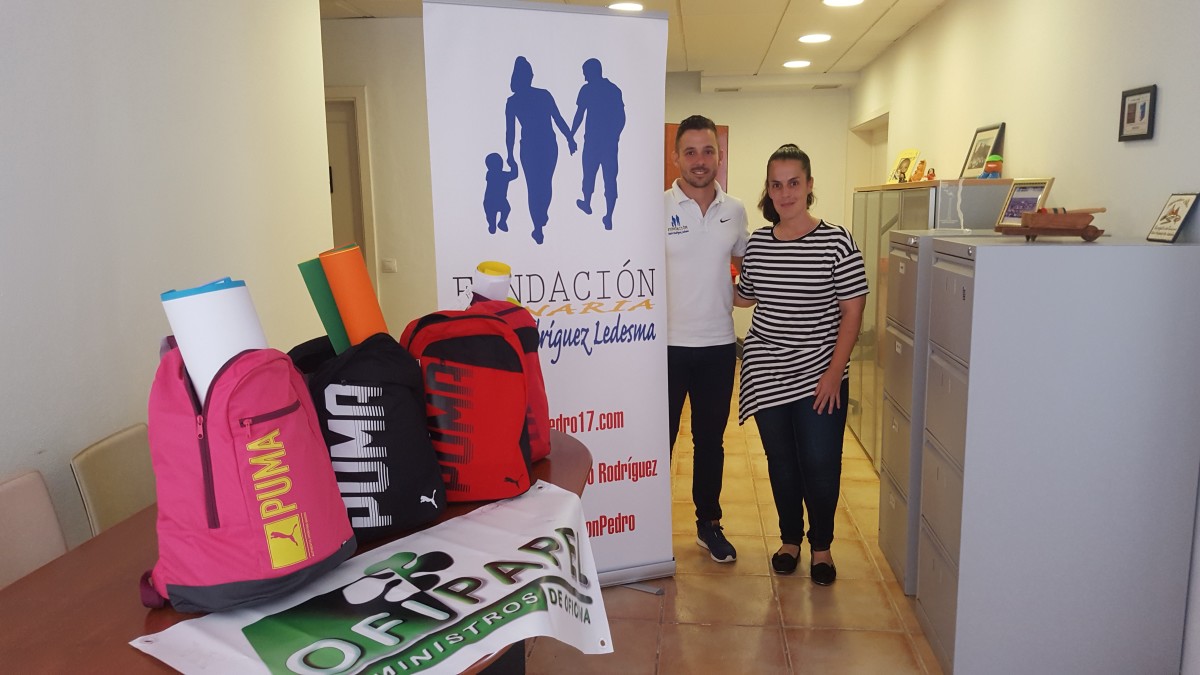La Fundación Pedro Rodriguez Ledesma entrega mochilas para niños y niñas de San Miguel de Abona