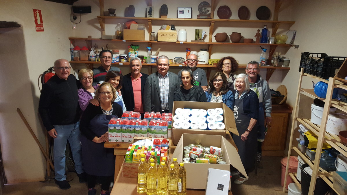 La Asociación Tenique dona al Banco de Alimentos de San Miguel productos no perecederos