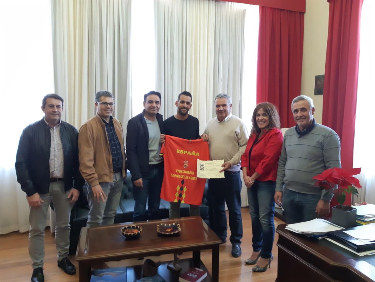 El Ayuntamiento de San Miguel de Abona reconoce a Cherre Bello su participación en el campeonato del mundo de Footgolf.