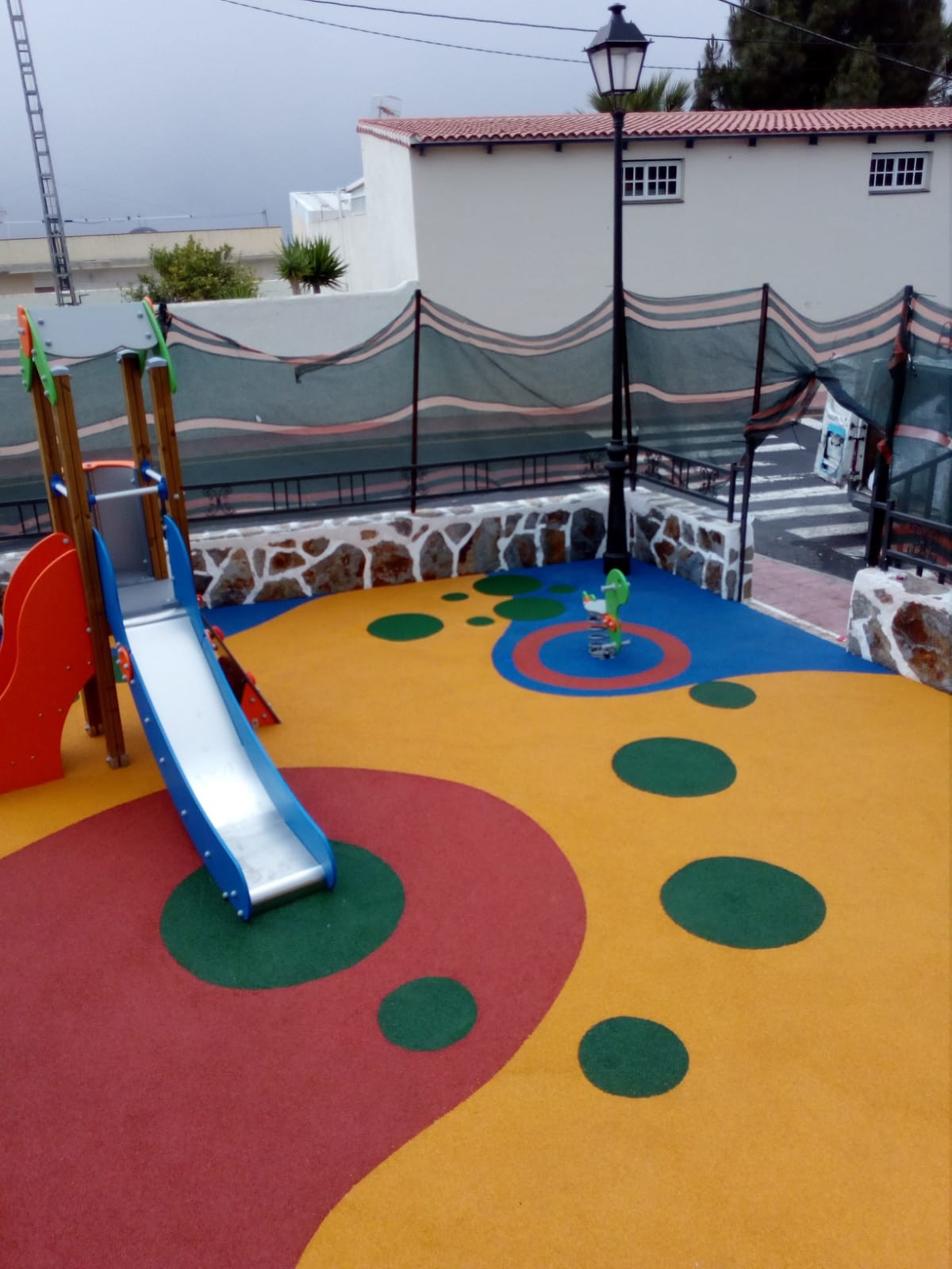 Continúan las obras de mejora y rehabilitación de los parques infantiles de San Miguel de Abona