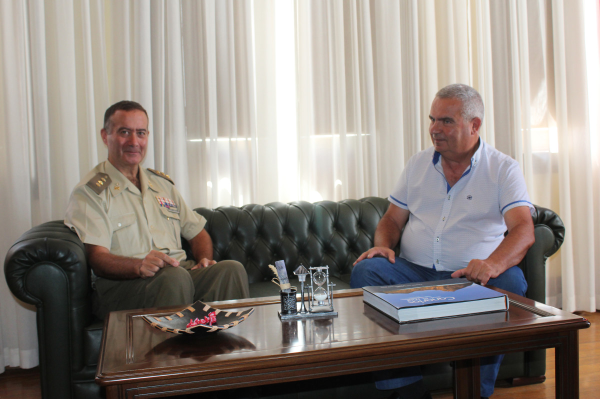 El alcalde de San Miguel recibe la visita del Subdelegado de Defensa