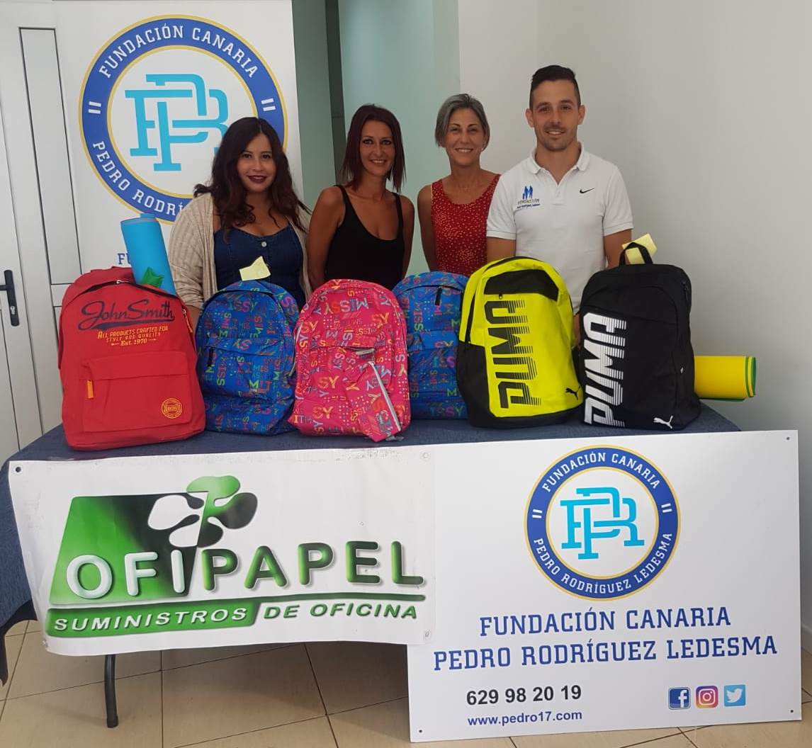 La Fundación Pedro Rodríguez Ledesma entrega mochilas solidarias en San Miguel de Abona