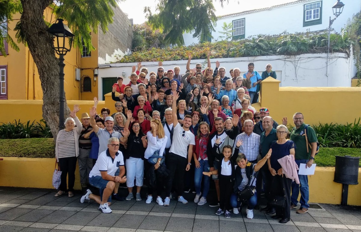 70 personas de San Miguel visitan Los Realejos con la actividad Violeta Tour