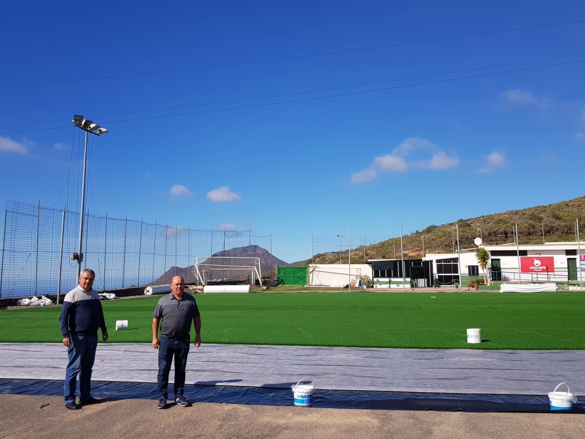 Los campos de fútbol de El Roque y Aldea Blanca comienzan a cubrirse con césped artificial
