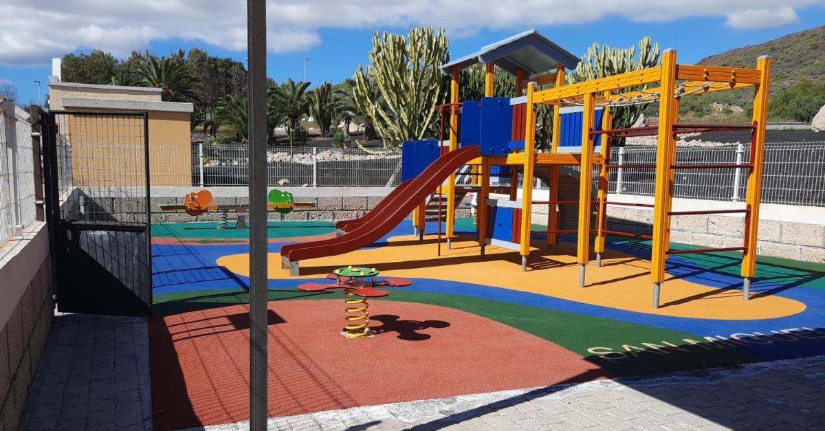 Los parques infantiles de Las Zocas, Oroteanda y zona alta de Llano del Camello mejoran su imagen