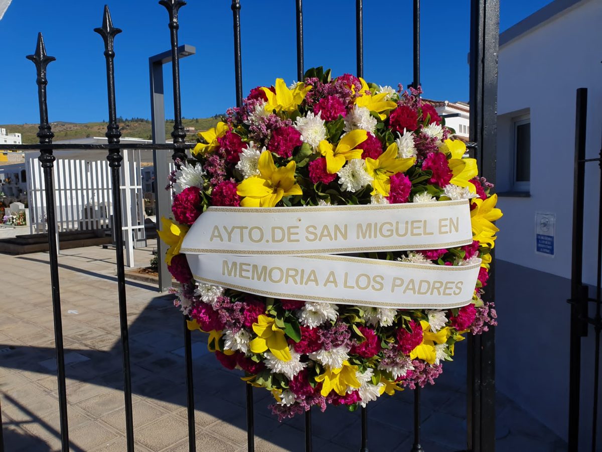 Corona de flores en el cementerio municipal en memoria de los padres que ya  no están – Ayuntamiento de San Miguel de Abona