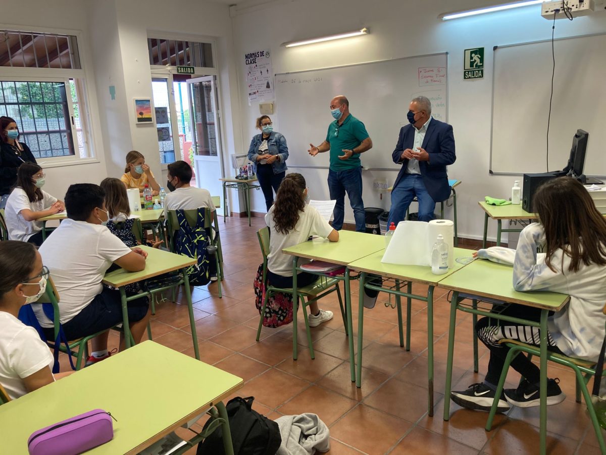 El alumnado del CEIP Aldea Blanca recibe la visita del alcalde de San Miguel