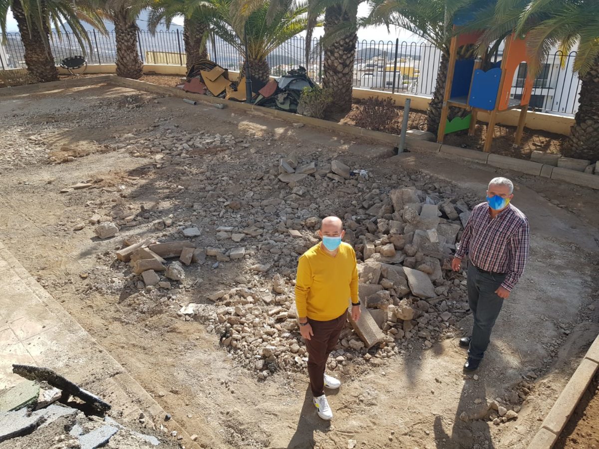 Obras en El Chorro para mejorar el parque infantil y realizar un área polideportiva
