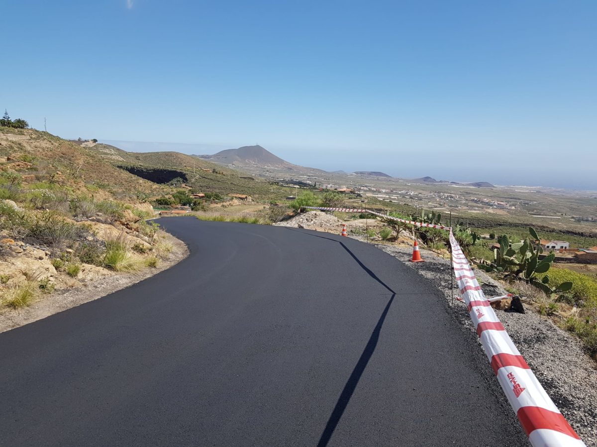 A punto de finalizar las obras de repavimentación del Camino de La Hoya  que transcurre entre El Roque y Aldea Blanca
