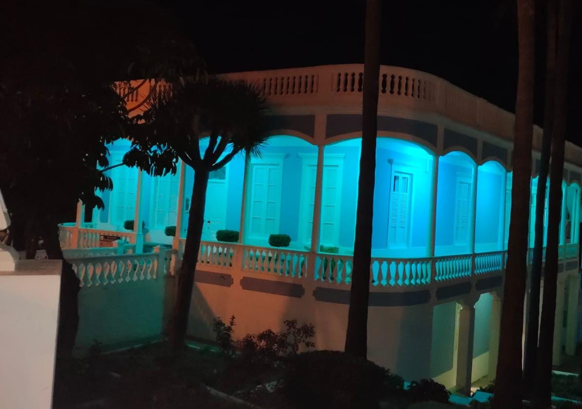 La fachada del Ayuntamiento lucía anoche de color azul con motivo del Día Nacional del Daño Cerebral Adquirido