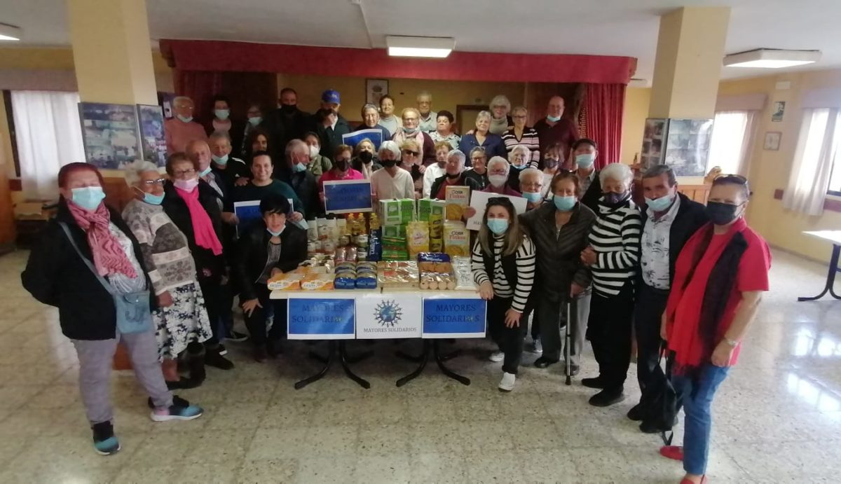 Los mayores de San Miguel compran alimentos para repartir a familias con escasos recursos
