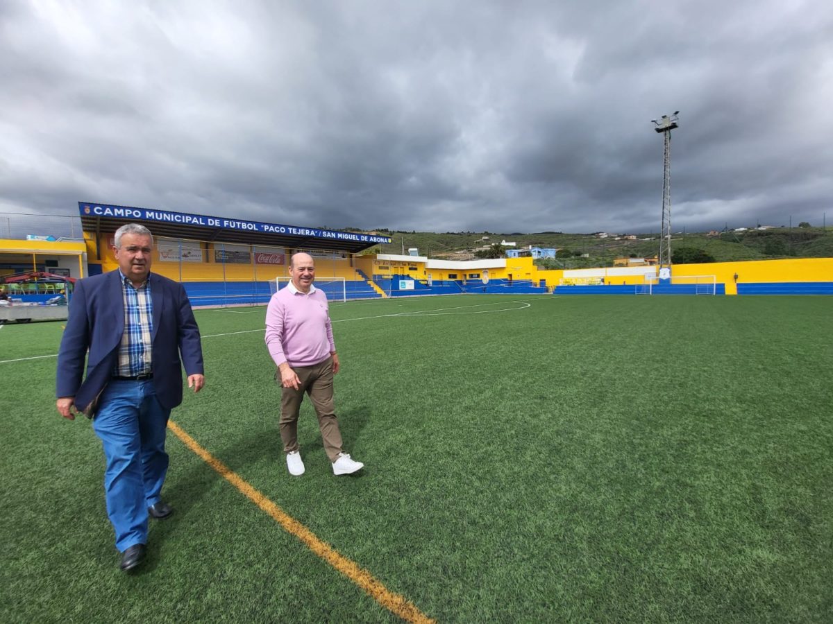 Continúan los trabajos de la nueva instalación eléctrica del campo de fútbol “Paco Tejera”