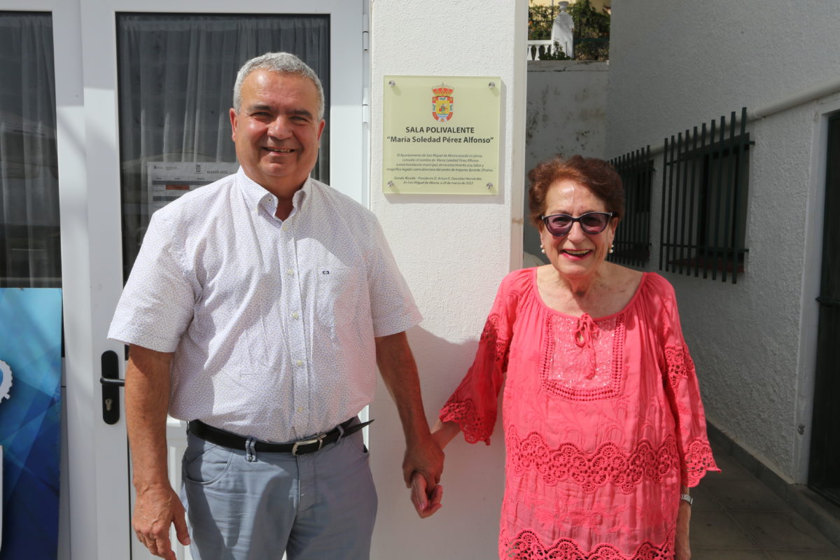 El pabellón de gimnasia del centro de mayores ya lleva el nombre de Mª Soledad Pérez Alfonso