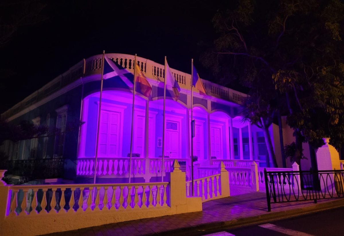 La fachada del ayuntamiento se enciende de violeta con motivo del Día Mundial de la Enfermedad Inflamatoria Intestinal